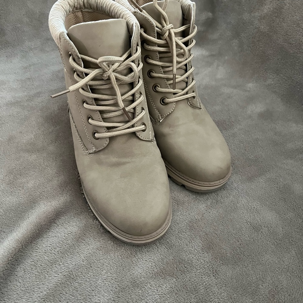 Tan combat boots size 8 - Picture 2 of 3